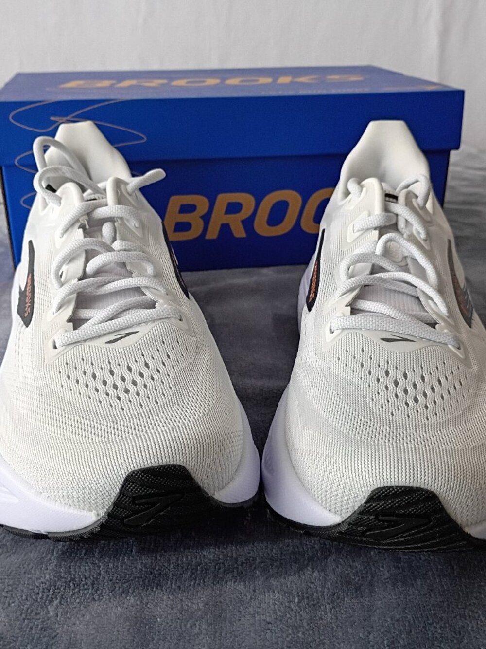 Brooks Ghost 18 Women’s Running Shoes White Black Rose Gold Size 9.5  DESCRIPTIO